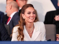 キャサリン妃白衣装に称賛続出
