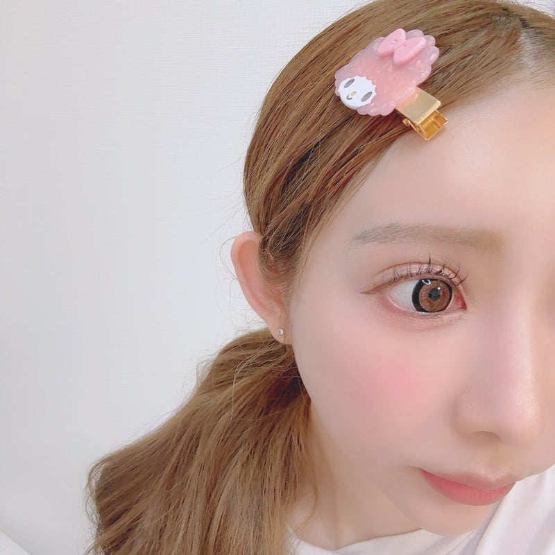 まぶたにつくくらい伸びたまつげの画像
