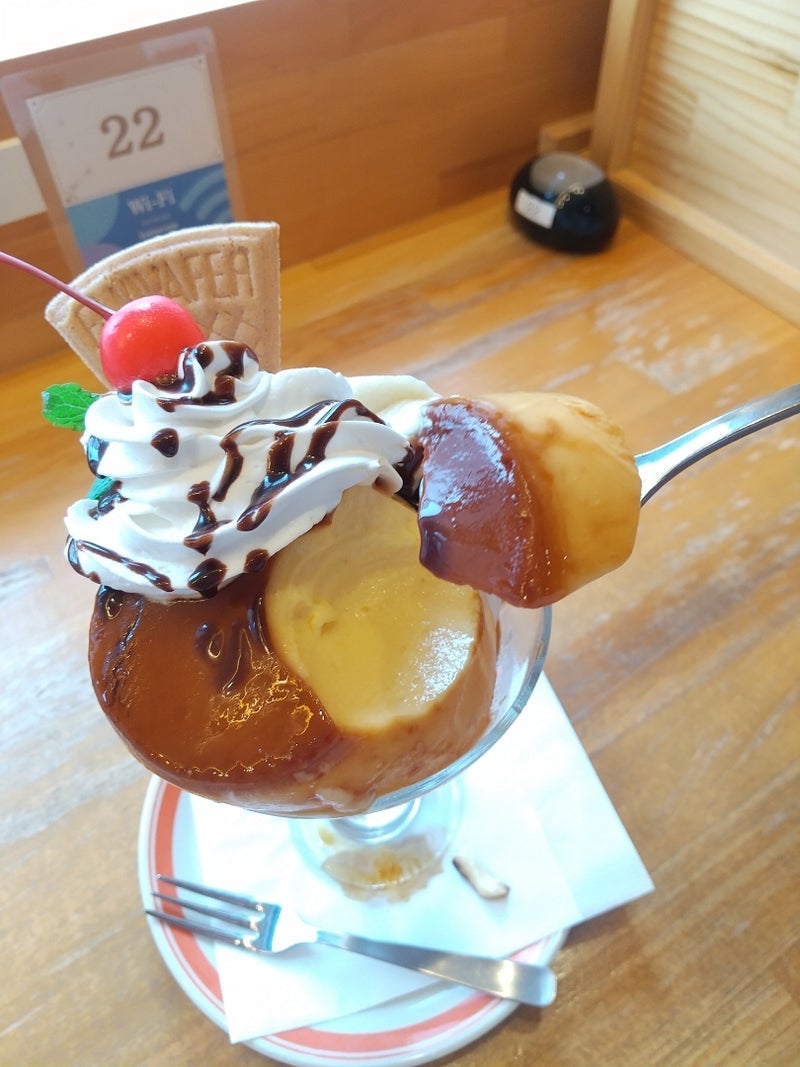 大きなプリンが主役のパフェの画像