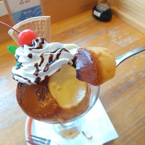 大きなプリンが主役のパフェの画像