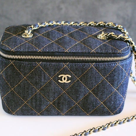 シャネルの可愛いデニムのバニティの画像