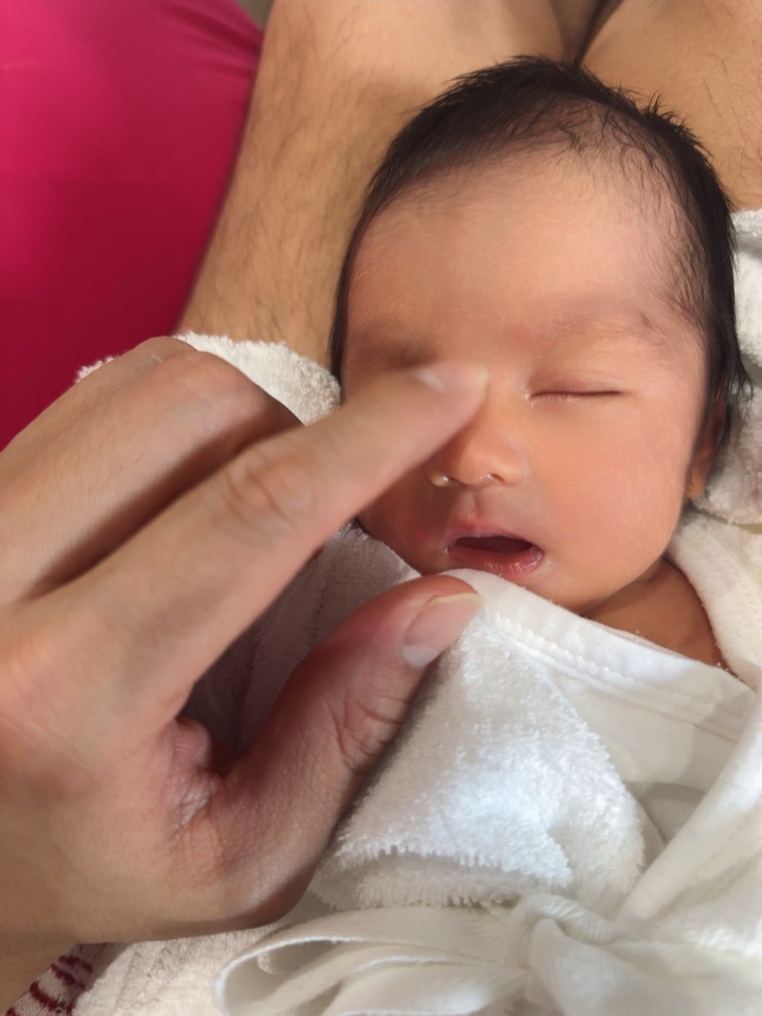 アレク 搾乳を頑張っている妻の画像