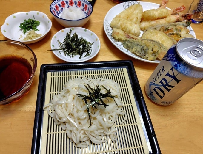 お惣菜の天ぷらと美味しいうどんの画像