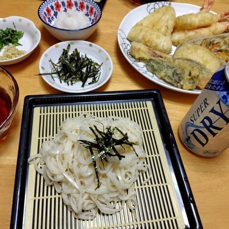 お惣菜の天ぷらと美味しいうどんの画像