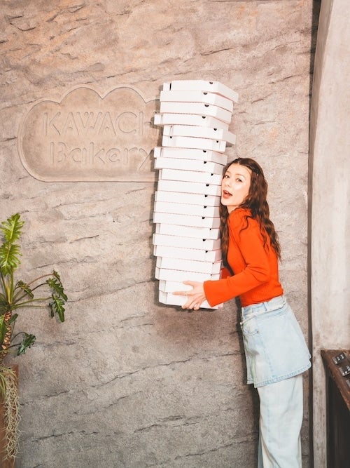 スザンヌ デニムパンツの春コーデの画像