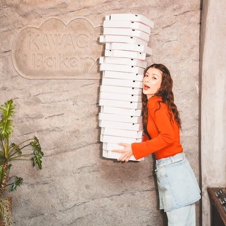 スザンヌ デニムパンツの春コーデの画像