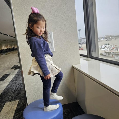 小原正子 仕事行くため娘と空港の画像