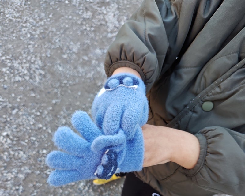 自分の子供の行事に参加する先生の画像