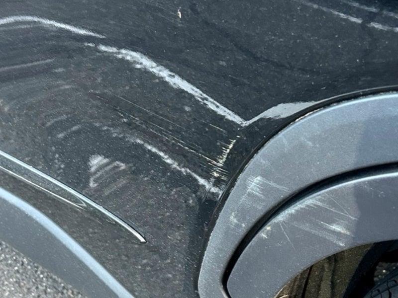 ほんの10分で車に付いた擦り傷の画像