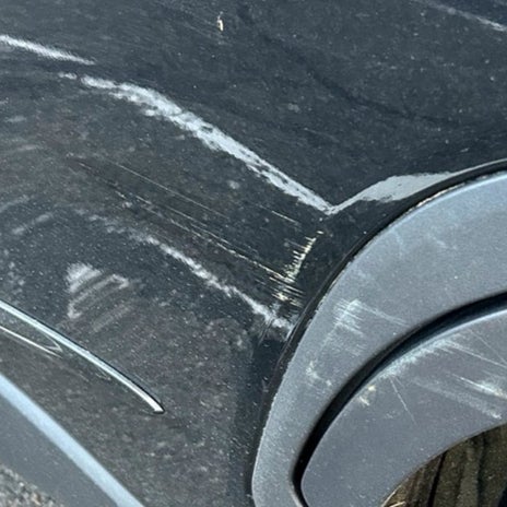 ほんの10分で車に付いた擦り傷の画像