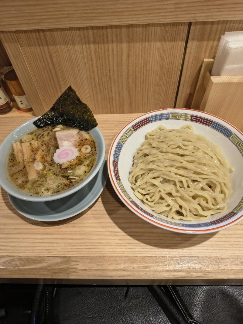 駅構内にオープンした店のつけ麺の画像