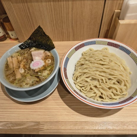 駅構内にオープンした店のつけ麺の画像