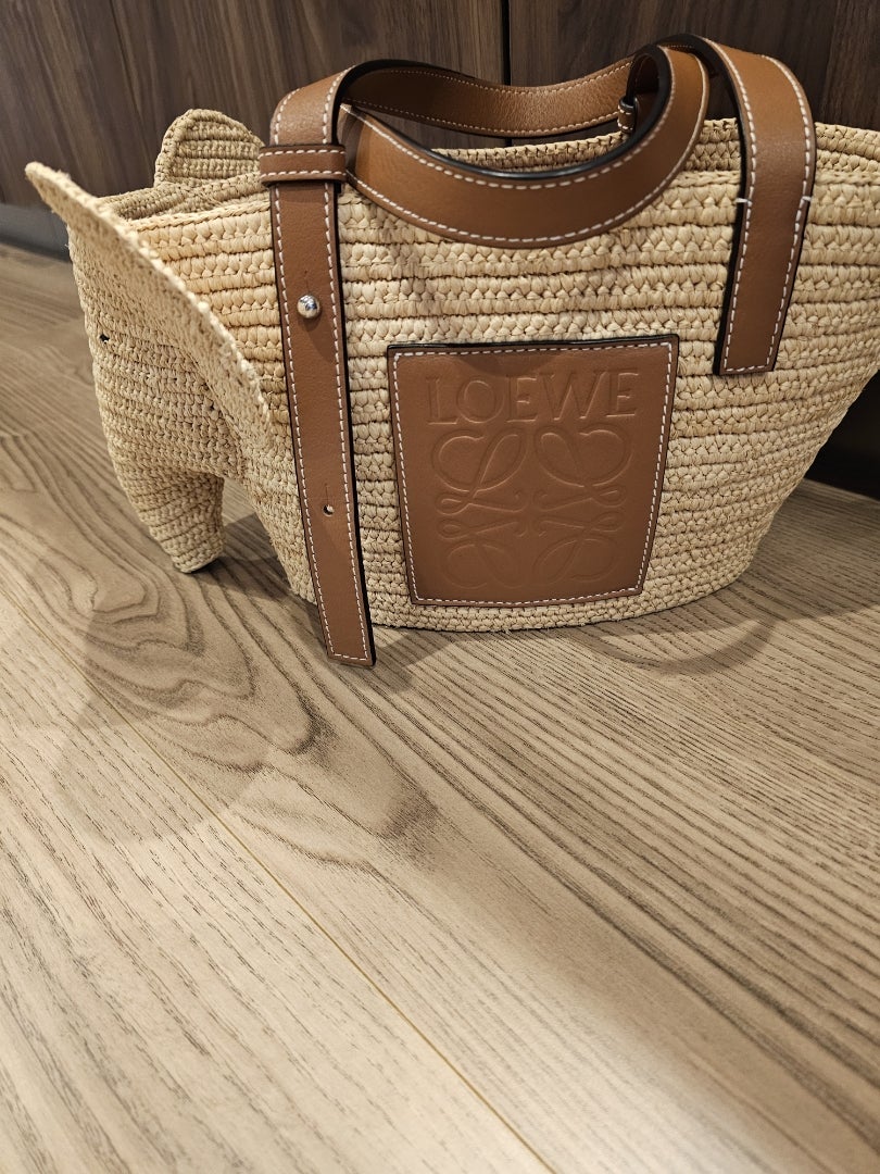 小原 可愛いLOEWEのカゴバッグ