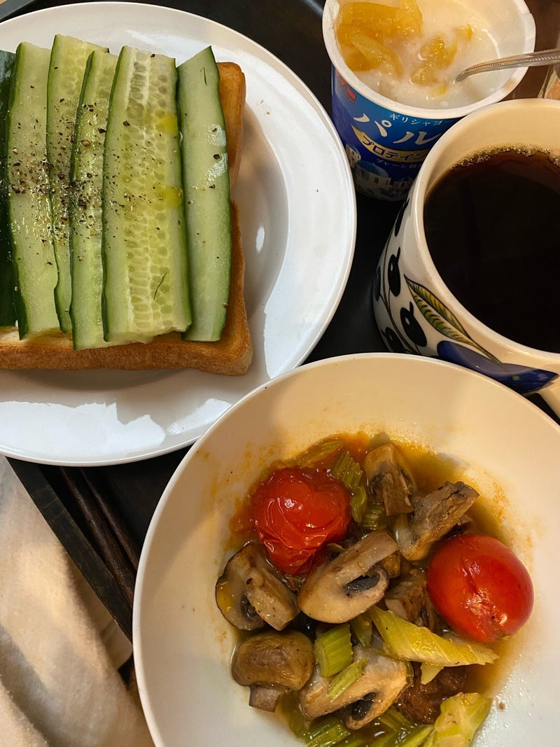 きゅうりを乗せた美味しいトーストの画像