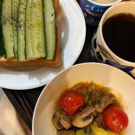 きゅうりを乗せた美味しいトーストの画像