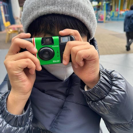 子供たちへのサプライズプレゼントの画像