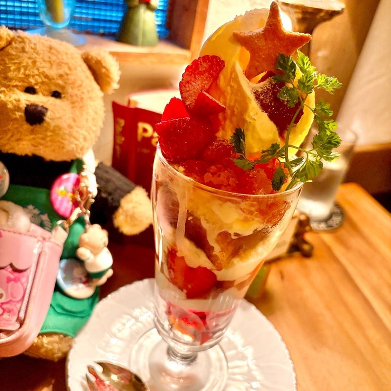 カフェで食べた季節の苺パフェの画像