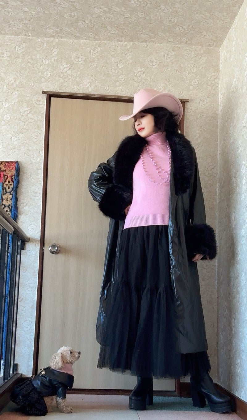 レザー風ピンクコーデでの愛犬の散歩の画像