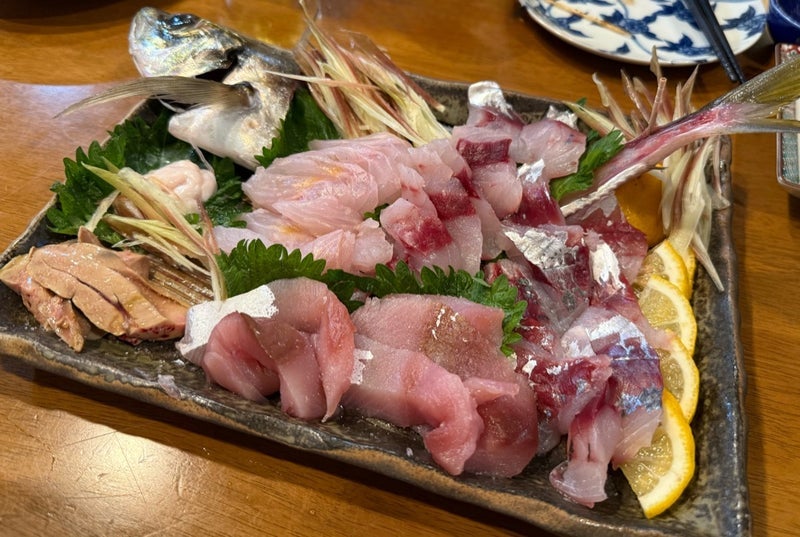 オーナーが釣った新鮮な海の幸の刺身の画像