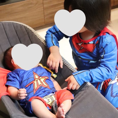 お兄ちゃんが優しく見守るハロウィーンの画像