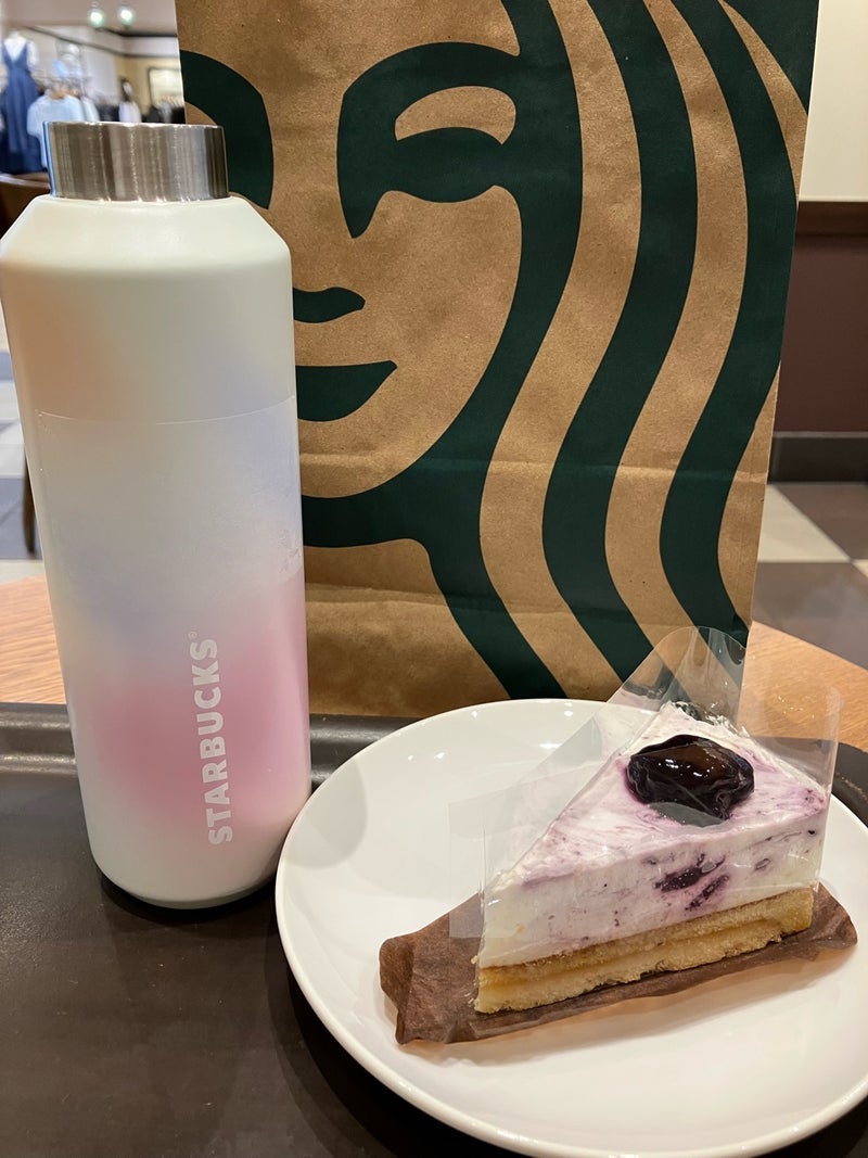 スタバの新作ケーキを食べて一息