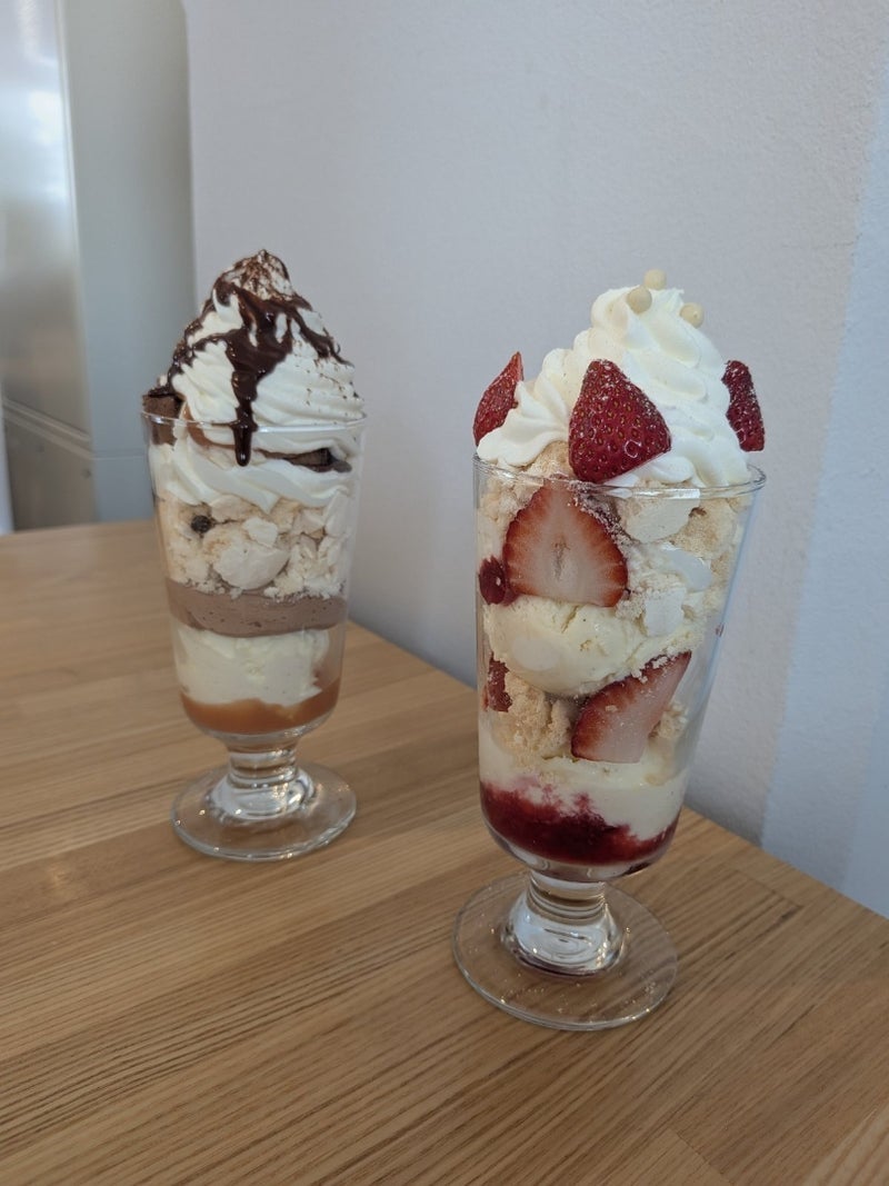 サックサクのメレンゲが入ったパフェの画像