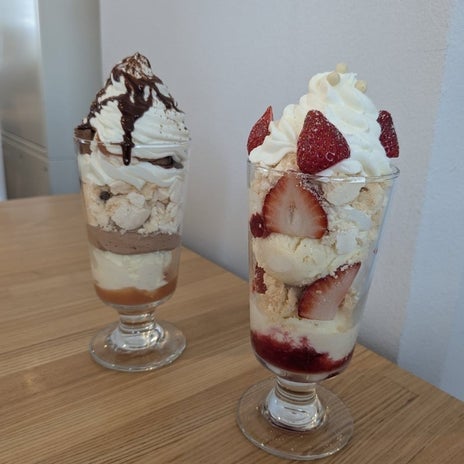 サックサクのメレンゲが入ったパフェの画像