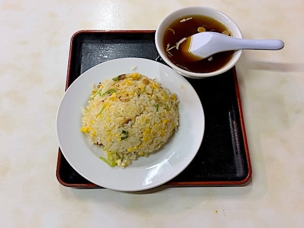老舗の結構なボリュームの半炒飯の画像