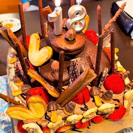 みきママ お菓子をのせて作ったケーキの画像