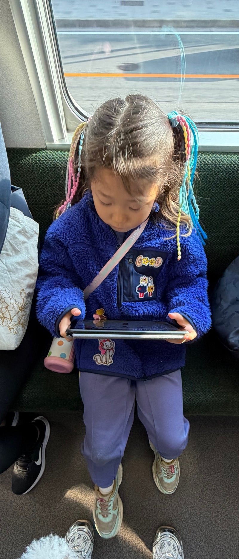 小原正子 電車でちょこんと座る姿の画像