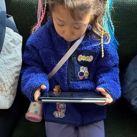 小原正子 電車でちょこんと座る姿の画像