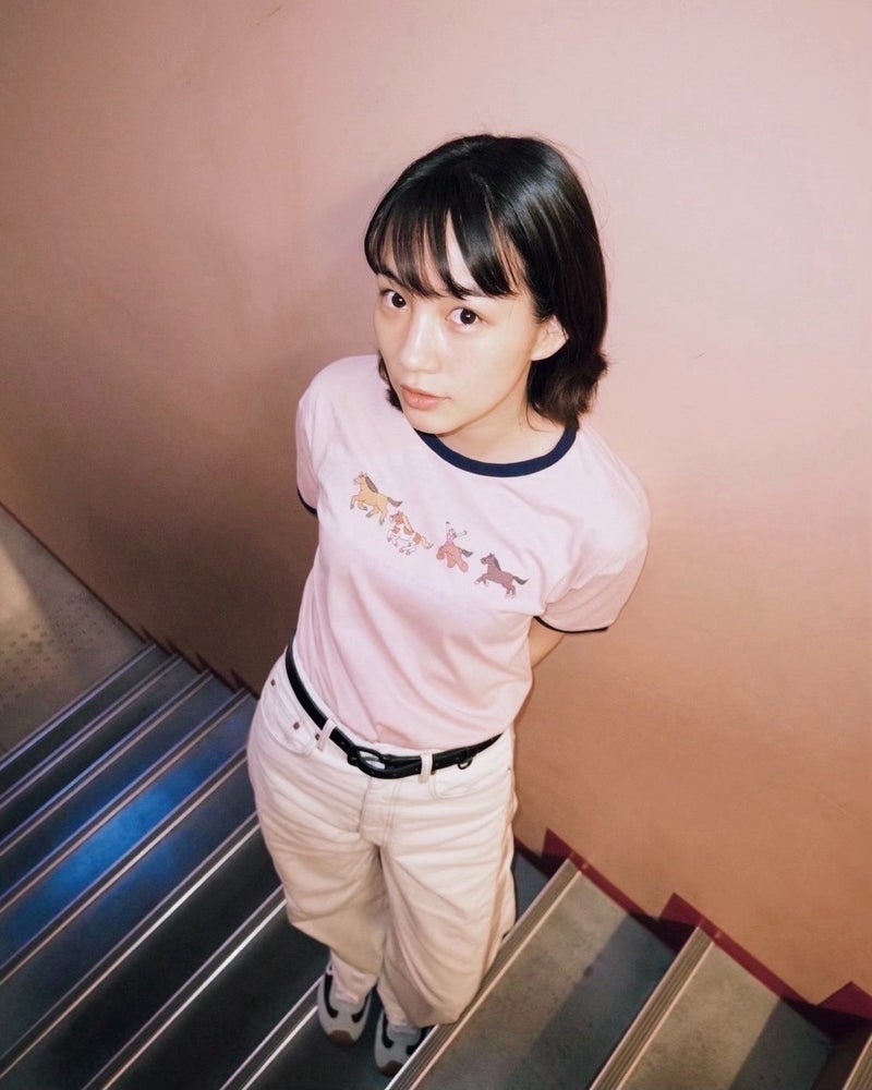 のん ユニークなプリントTシャツの画像