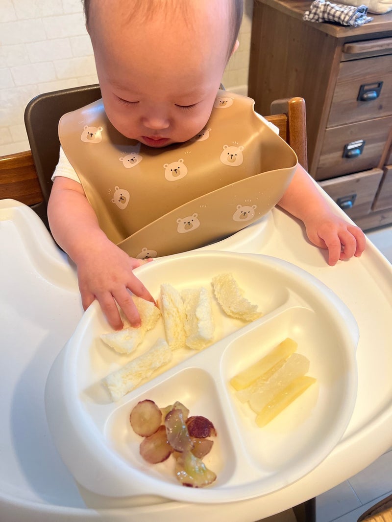 手づかみ食べせずミルクを一気飲みの画像