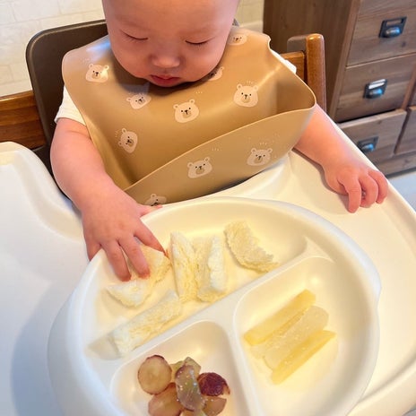手づかみ食べせずミルクを一気飲みの画像