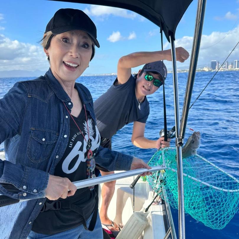 秋野暢子 ハワイの海で魚釣りの画像