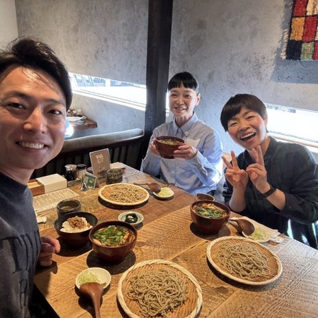 山田花子 共演者とランチのお蕎麦の画像