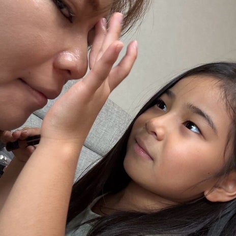 クロ 娘によるメイクをされるがままの画像