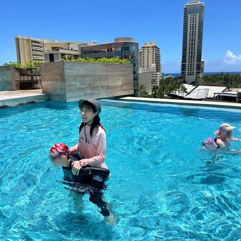 ハワイ旅行7日目にプールを満喫の画像