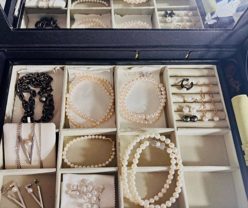 子の成長を見守る相棒ジュエリーの画像