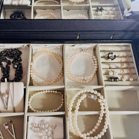 子の成長を見守る相棒ジュエリーの画像