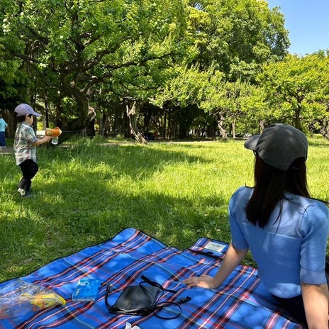 川田裕美アナ 公園でピクニックの画像