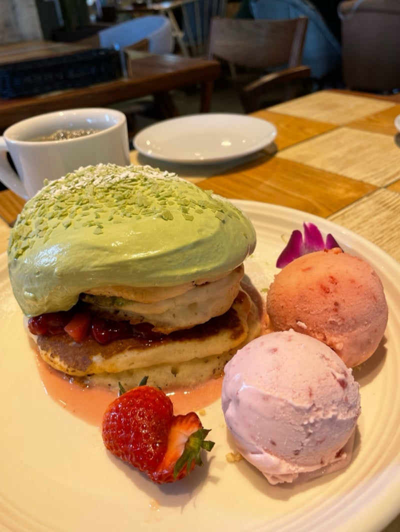 濃厚な抹茶クリームと苺のパンケーキの画像