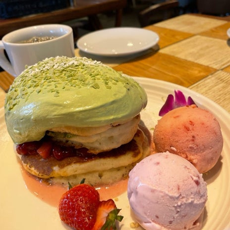 濃厚な抹茶クリームと苺のパンケーキの画像