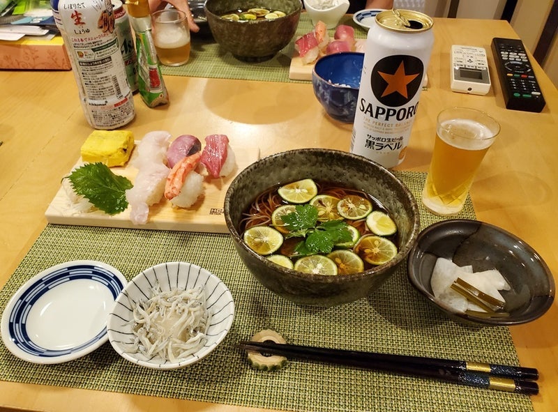朝打った蕎麦と握り寿司の夜ご飯の画像