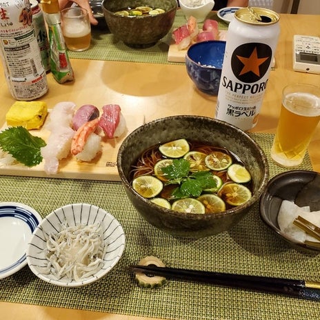 朝打った蕎麦と握り寿司の夜ご飯の画像