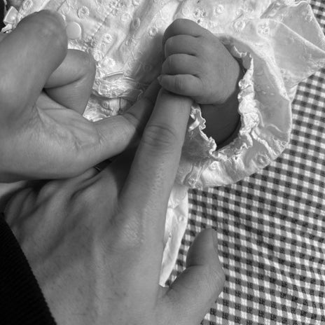 第1子となる女児の出産を報告の画像