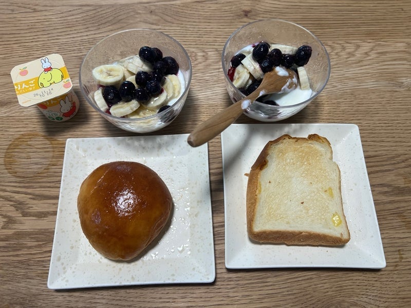 パンとフルーツヨーグルトの朝ごはんの画像