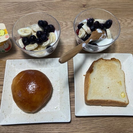 パンとフルーツヨーグルトの朝ごはんの画像