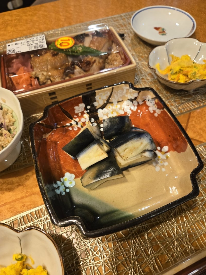 10%オフで買えたお弁当とサラダの画像