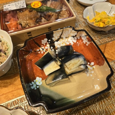 10%オフで買えたお弁当とサラダの画像